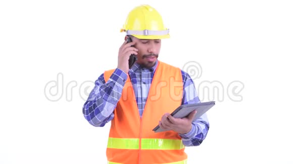 使用手机和数码平板电脑的波斯人建筑工人视频的预览图