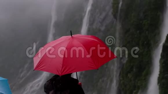 在海上渡船航行时瀑布和雨的场景新西兰Fiordland国家公园MilfordSound视频的预览图