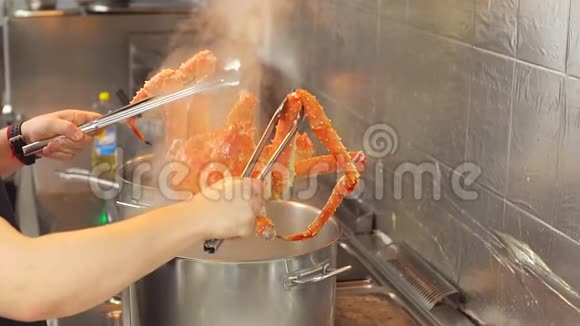 厨师正在厨房里煮螃蟹视频的预览图