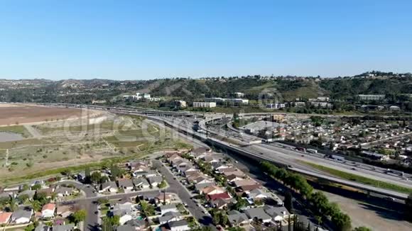 在美国加州钻石酒吧城用车辆移动的高速公路鸟瞰视频的预览图