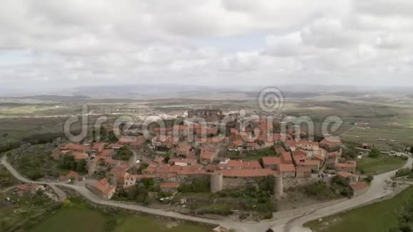 葡萄牙无人驾驶飞机日出时在葡萄牙的无人驾驶飞机鸟瞰视频的预览图
