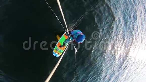 从木板上往下看一个人在风筝上掉下来视频的预览图