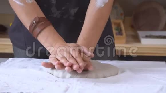 女雕塑家正在挖泥捏泥制作陶器陶瓷艺术和手工艺造型创作视频的预览图