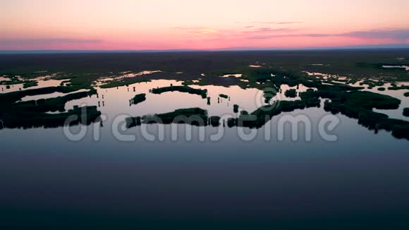 日落时的鸟瞰爱立克湖有五颜六色的灯光视频的预览图