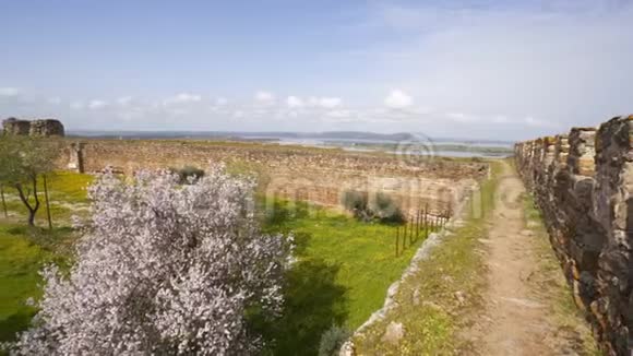 葡萄牙Alentejo的Mourao城堡和alqueva坝水库视频的预览图