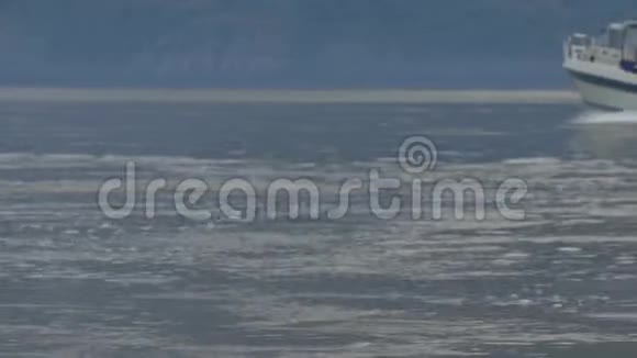 在恶劣的天气下摩托艇在湖上航行视频的预览图
