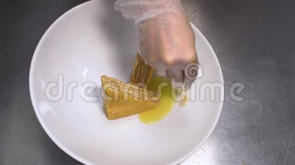在餐厅准备甜点的厨师手上做特写视频的预览图