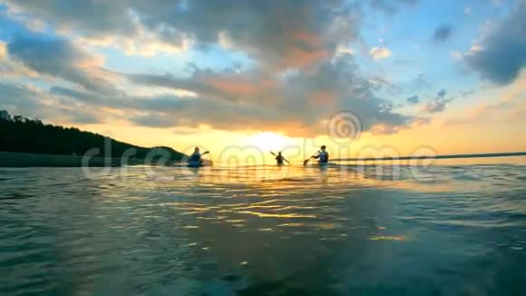 夕阳湖划船者在慢动作中划独木舟视频的预览图