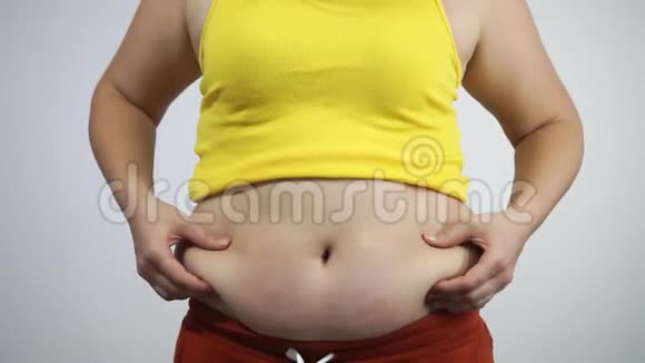 体重超标的黄衣女碰到了一个胖肚子视频的预览图