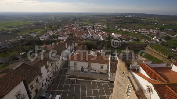 从葡萄牙阿伦特霍城堡俯瞰埃斯特雷莫兹市视频的预览图