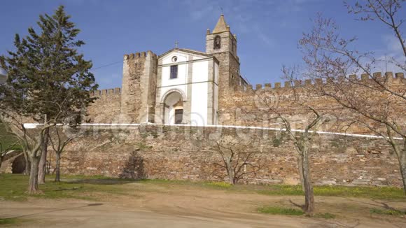 葡萄牙阿伦特霍阳光明媚的一天莫洛具有历史意义的白色和石头城堡视频的预览图