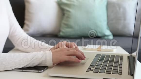 自由职业者在家里用手提电脑工作女性双手插视频的预览图