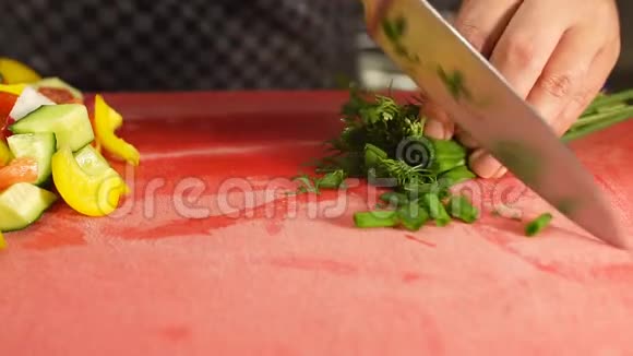 厨师把青芹和葱切成排骨健康食品概念视频的预览图