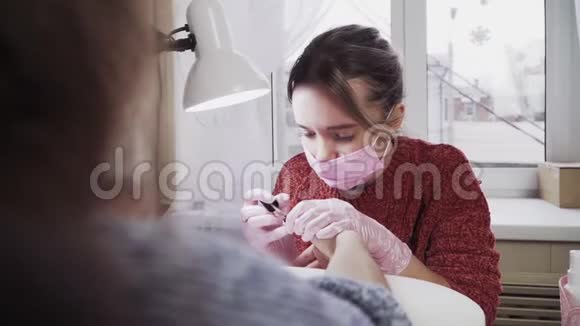 粉色的女指甲技师这款面膜做美甲客户指甲护理视频的预览图