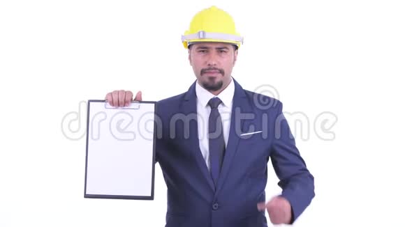 穿着长胡子的波斯商人当工程师展示剪贴板竖起大拇指视频的预览图