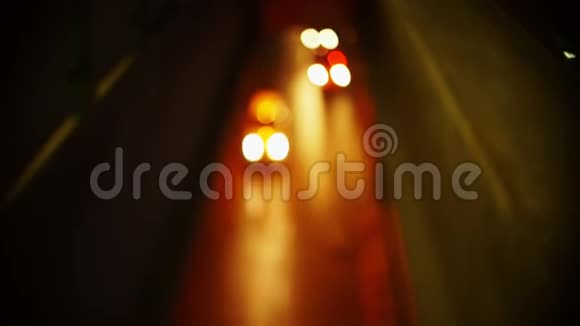 夜间轻车背景散焦图像视频的预览图