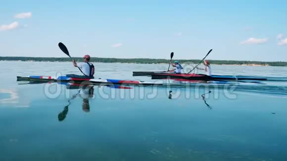 在湖边慢动作划船比赛视频的预览图