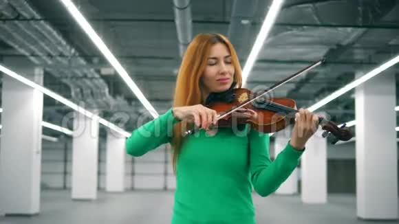 可爱的女人正在愉快地拉小提琴视频的预览图