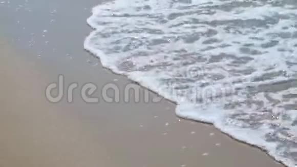 美丽沙滩上的海浪节奏近距离射击4K视频的预览图