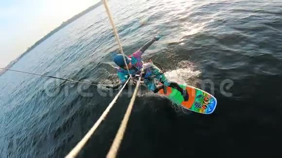 一个男的放风筝的人在冲浪板上摔倒视频的预览图