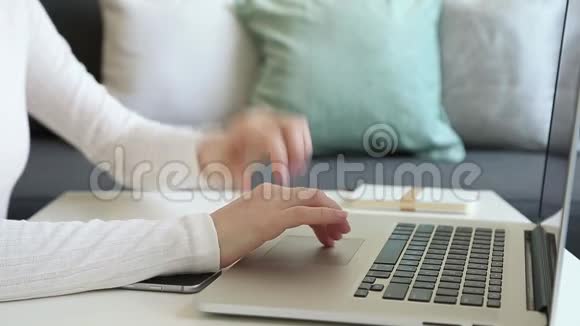 自由职业者在家里用手提电脑工作女性双手插视频的预览图