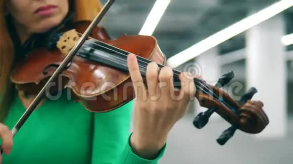 女性手中的小提琴由女性演奏视频的预览图