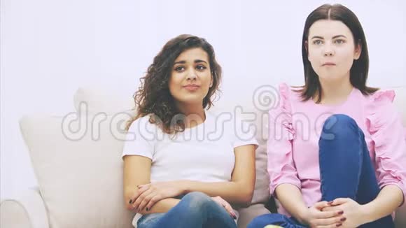 两个女朋友坐在沙发上聚精会神地听着某人说话点点头视频的预览图