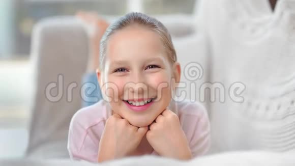 可爱可爱健康的儿童女孩在沙发上放松享受童年时光视频的预览图
