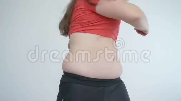 超重的女孩就是健身与肥胖作斗争视频的预览图