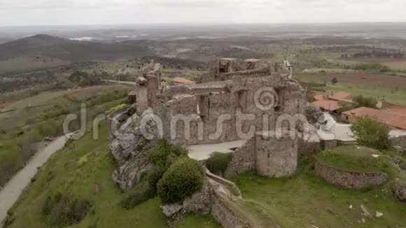 葡萄牙废墟城堡无人驾驶飞机鸟瞰图视频的预览图