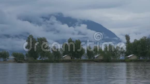 以山云雾为背景的河岸上的帐篷城视频的预览图