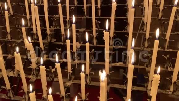 莫迪纳天主教堂的灯光和蜡烛视频的预览图