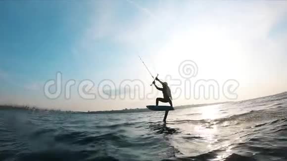 一个人在河边水上的风筝视频的预览图