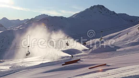 意大利艳阳下的滑雪椅和雪炮视频的预览图