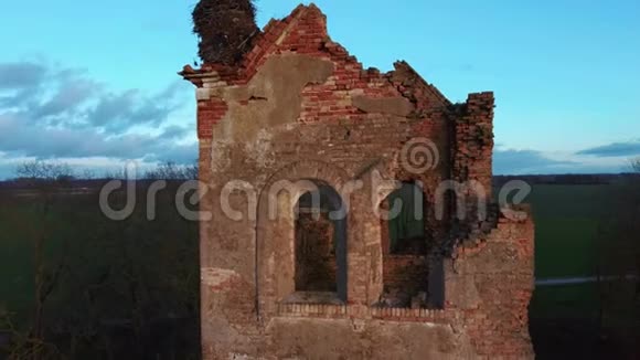 拉托维亚萨尔盖尔路德教会的废墟在利鲁佩河畔附近视频的预览图
