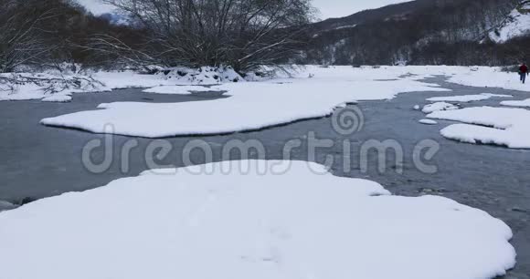 冬天穿过山峡的河流视频的预览图