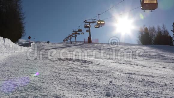 滑雪者在阳光明媚的滑雪坡上滑雪视频的预览图