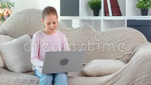 在社交网络中用手提电脑中针键入信息聊天的漂亮女孩视频的预览图
