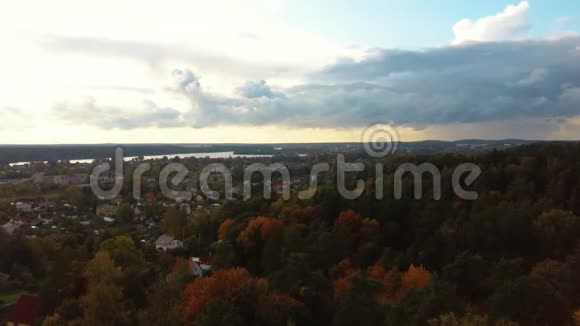 晴朗的秋日五彩缤纷的森林绪方城和达加瓦河的背景视频的预览图