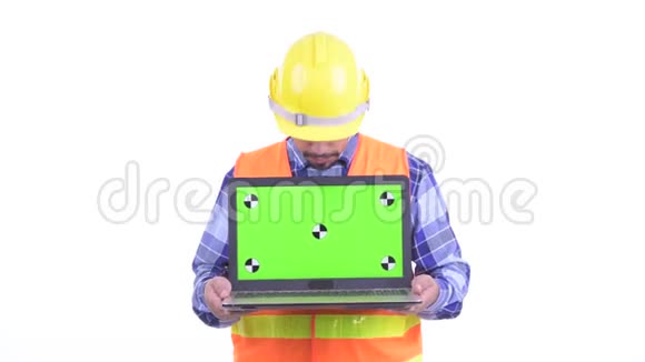 可爱的波斯人建筑工人展示了笔记本电脑看上去很惊讶视频的预览图