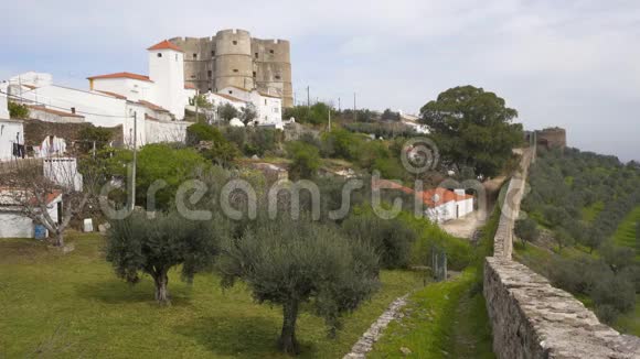 葡萄牙Alentejo的Evoramonte城堡有橄榄树和白色建筑视频的预览图