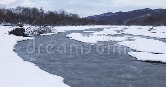 冬天穿过山峡的河流视频的预览图
