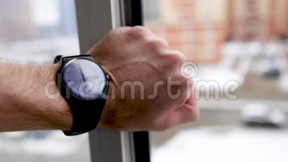 人在手上的钟上检查时间以供午餐特写视频的预览图
