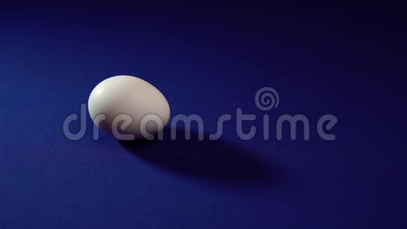 白蛋的影子在蓝色背景上移动视频的预览图