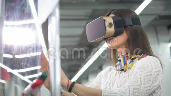 一位身穿VR眼镜的女性正在探索虚拟布局视频的预览图