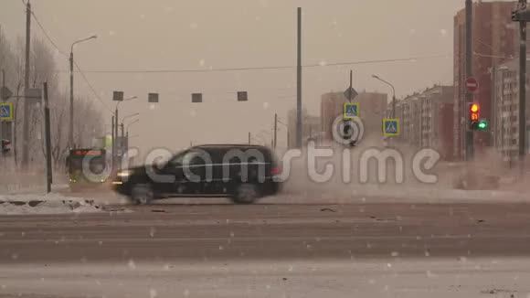 越野车和寒冷的冬日下雪视频的预览图