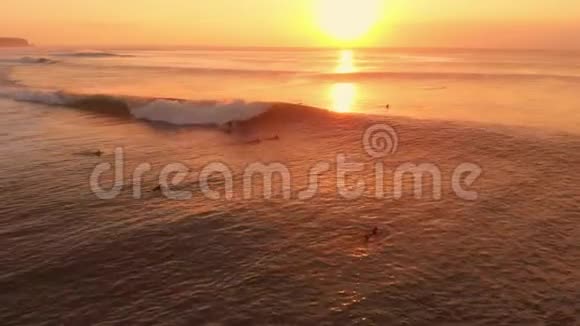 在温暖的日落或日出时用海浪和冲浪来观看空中景色视频的预览图