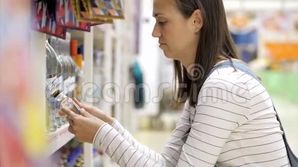 年轻女子在超市偷酒视频的预览图