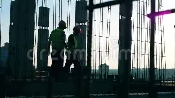 两名工人在一个建筑工地安装金属建筑视频的预览图