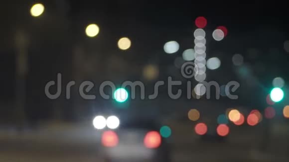 夜间街道上汽车的移动视频的预览图